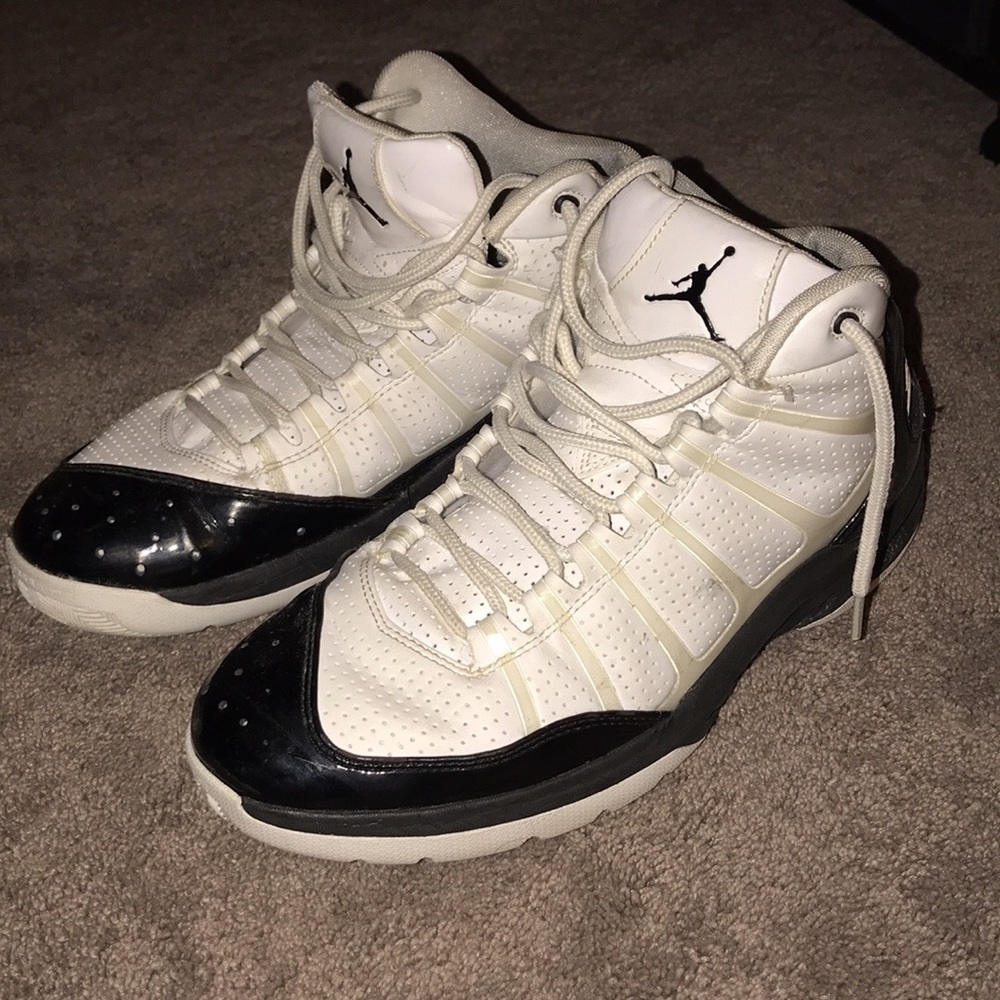 Men’s 9.5 Jordan Basketball sneakers